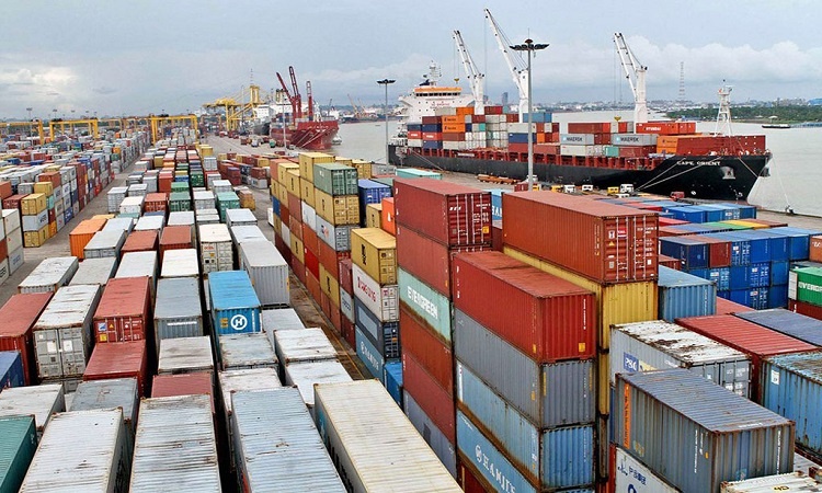 Tilted container vessel regains equilibrium at Ctg port