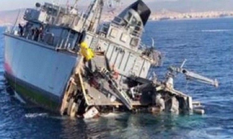 German boxship smashes Greek minesweeper in Piraeus Port