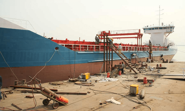 Nesharabad  becoming country’s shipbuilding hub